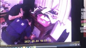 拘提嫌犯遭腹部穿刺！苗栗警負傷英勇制伏　加護病房觀察中（圖／翻攝畫面）