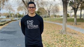 ▲羅賓森（Drew Robinson）舉槍自戕奇蹟生還。（圖／翻攝自Drewrobbb推特）