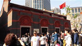 五一旅遊潮  遊客在上海中共「一大」會址前合影今年適逢中共建黨百年，據統計，「五一」期間上海8家紅色主題景區景點，共接待7.42萬人次的遊客。圖為2日在中共「一大」會址合影的人潮。中央社記者沈朋達上海攝  110年5月5日