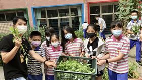 ▲「田心母親包住愛」讓媽咪們今年有個不一樣的母親節。（圖／新北市三重區重陽國小提供）