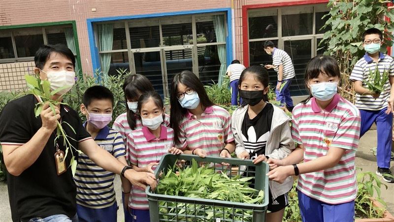 重陽國小「田心母親包住愛」親子共餐