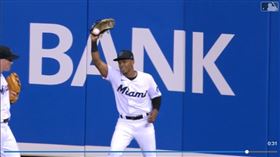 ▲席耶拉（Magneuris Sierra）撞牆美技沒收深遠飛球。（圖／翻攝自馬林魚推特）