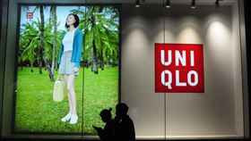 新疆棉效應  NIKE等品牌在中國線上銷量暴跌受中國抵制禁用新疆棉外企影響，網購平台天貓上包括Uniqlo等外企4月的銷售額大減。圖為3月民眾走過Uniqlo位於上海徐匯區的門市。中央社記者沈朋達上海攝  110年5月7日