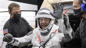 56歲日籍太空人野口聰一，6日在重返地球後首場記者會談到太空船降落海面時說，「有一種回到『水行星』的強烈感受」。（圖／翻攝自twitter.com/nasa）
