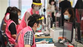 報稅季開跑　臨櫃作業防疫到位（3）109年度綜合所得稅結算申報月展開，財政部台北國稅局在申報服務區櫃台加裝透明隔板，工作人員也戴上防護面罩、口罩及手套等，加強防疫避免可能風險。中央社記者裴禛攝  110年5月4日