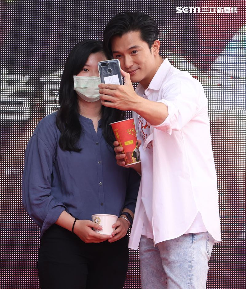 「當男人戀愛時」邱澤和幸運粉絲「那個啦」發送粉蒸肉、情人茶。（記者邱榮吉/攝影）