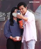 「當男人戀愛時」邱澤和幸運粉絲「那個啦」發送粉蒸肉、情人茶。（記者邱榮吉/攝影）