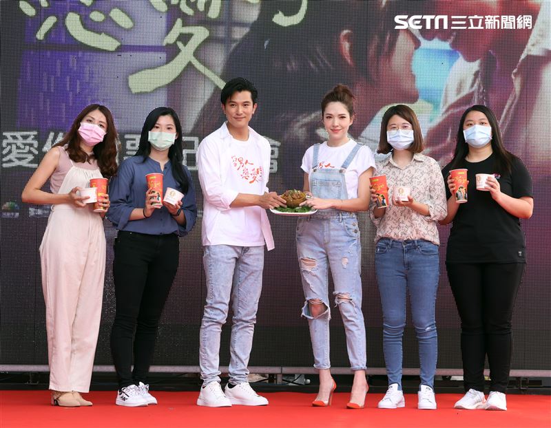 「當男人戀愛時」邱澤、許瑋甯和幸運粉絲「那個啦」發送粉蒸肉、情人茶。（記者邱榮吉/攝影）
