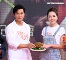 「當男人戀愛時」邱澤、許瑋甯和幸運粉絲「那個啦」發送粉蒸肉、情人茶。（記者邱榮吉/攝影）