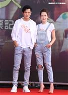 「當男人戀愛時」邱澤、許瑋甯和幸運粉絲「那個啦」發送粉蒸肉、情人茶。（記者邱榮吉/攝影）