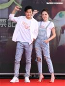 「當男人戀愛時」邱澤、許瑋甯和幸運粉絲「那個啦」發送粉蒸肉、情人茶。（記者邱榮吉/攝影）