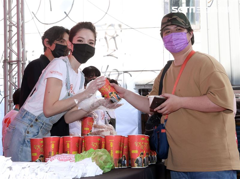 「當男人戀愛時」許瑋甯和幸運粉絲「那個啦」發送粉蒸肉、情人茶。（記者邱榮吉/攝影）