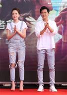 「當男人戀愛時」邱澤、許瑋甯和幸運粉絲「那個啦」發送粉蒸肉、情人茶。（記者邱榮吉/攝影）