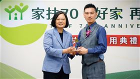 ▲總統親自頒發「特別感謝獎」合影留念，總統蔡英文(左)與生麗國際執行長(右)。（圖／生麗國際提供）