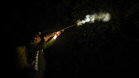 王光祿案7日釋憲  原民狩獵文化引關注（1）布農族獵人王光祿狩獵遭判刑，大法官7日宣示解釋，原住民狩獵文化再度引發關注。圖為泰雅族獵人使用自製獵槍上山打獵。中央社記者王騰毅攝  110年5月7日