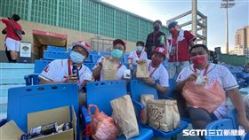 味全擊敗統一，龍迷在天母球場發祭品。（圖／記者王怡翔攝影）