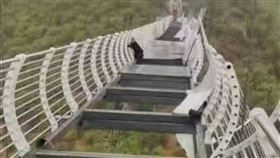 玻璃吊橋,景點,強風,碎裂,意外,受困