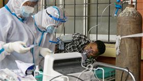 印度新冠肺炎疫情嚴峻，醫療用氧傳出不夠用。（圖／美聯社／達志影像）