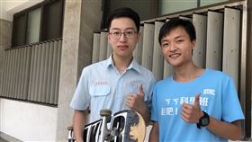 台大個人申請放榜　中一中包辦醫學、牙醫系榜首台灣大學個人申請管道7日放榜，台中一中吳建沂（左）、陳為勳（右）分別考取醫學系、牙醫系榜首。中央社記者趙麗妍攝  110年5月7日