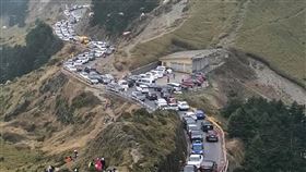因應合歡山假日賞花人潮　塞車將調節管制合歡山區玉山杜鵑花季尚未結束，近期假日湧入許多遊客，公路彷彿成為停車場（圖），對此，若假日塞車時，公路總局將在台14甲線鳶峰啟動調節性管制，短暫管制東行車流。（公路總局提供）中央社記者蕭博陽南投傳真  110年5月7日