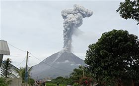 印尼西納彭火山（Mount Sinabung）今日爆發，朝空中噴出2800公尺高的巨大煙灰柱。（圖／美聯社／達志影像）
