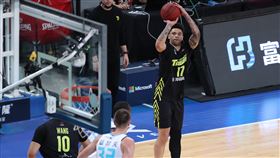 PLG冠軍戰首戰　夢想家擊敗勇士（1）台灣職籃聯盟P. LEAGUE+（簡稱PLG）總冠軍戰首戰7日在台北和平籃球館登場，福爾摩沙台新夢想家靠著洋將希克斯（Stephan Hicks）（右）攻下全場最高的42分，幫助球隊終場以114比109擊敗台北富邦勇士。中央社記者張新偉攝  110年5月7日