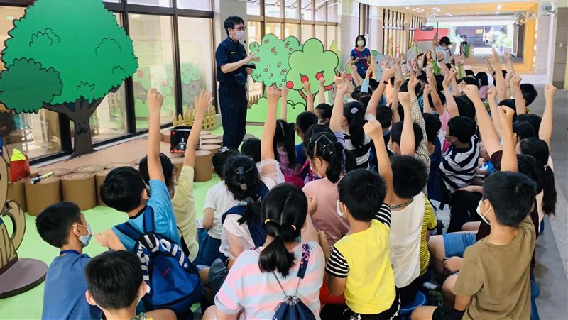 國小學童參訪警局　小波麗士一日體驗