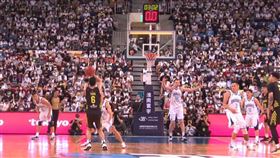 PLG總冠軍賽楊敬敏關鍵壓哨三分，爭議。（圖／翻攝自PLG YouTube）