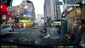 綠燈滑手機後車叭　騎士手勢回嗆駕駛