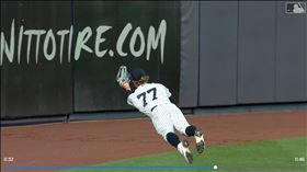 ▲洋基左外野手佛雷澤（Clint Frazier）超狂飛撲美技。（圖／翻攝自洋基推特）