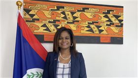 貝里斯新任駐台大使碧坎蒂貝里斯新任駐台大使碧坎蒂（Candice Pitts）接受中央社專訪時表示，小時候總愛跟著哥哥弟弟一起打籃球，她常常是球場唯一的女生，獲得美國阿爾巴尼州立大學的籃球獎學金，有機會出國深造。中央社記者鍾佑貞攝  110年5月8日