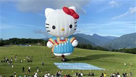 HELLO KITTY造型熱氣球亮相（1）台東縣政府為今年熱氣球嘉年華打造的HELLO KITTY造型熱氣球8日亮相，在晨曦照射下，穿著布農族的「凱蒂貓」掀起熱潮。中央社記者盧太城台東攝　110年5月8日