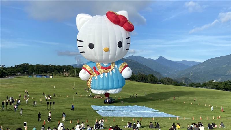 穿布農族服　 KITTY熱氣球亮相