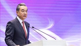 中媒指王毅樂見美踐行多邊主義  未提安理會交鋒 中國官媒新華社報導指，中國外長王毅7日表示樂見美國表態重返多邊機構與協議。但報導並未提及美在安理會中不點名批評中俄一事。圖為王毅4月在北京出席活動致詞。（中新社提供）中央社  110年5月8日