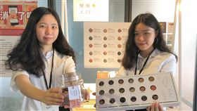 台科大設計系畢展　學生展現「吃土」創意台灣科技大學設計系8日舉辦畢業展，學生王靖蓉（左起）、張雅茜從「吃土」發想，用天然食材的餅乾，搭配烘焙手法，模擬各種土壤的質感，讓人一邊吃一邊認識台灣土地。中央社記者陳至中台北攝　110年5月8日