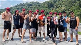 全明星運動會，紅隊練習龍舟。（圖／翻攝自王家梁IG）