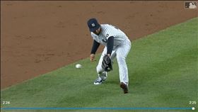 ▲托瑞斯（Gleyber Torres）漏接滾地球，洋基單局3次失誤。（圖／翻攝自洋基推特）