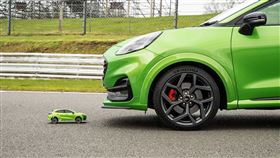 ▲福特Puma ST對決遙控賽車（圖／翻攝自Ford官網）