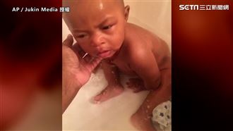 尿床被挖起床　寶寶洗澡度辜厭世破表