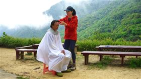 ?型師張立欣上山為當地居民義剪（2）在台北精華地段擔任髮型設計師的張立欣（Ivy），每隔半年就會背起登山包，帶著剪髮工具，坐車到花蓮，走上約5個小時路程到大同、大禮部落為居民修剪頭髮。中央社記者張祈攝　110年5月8日