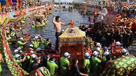 嘉義縣衝水路迎客王祭典（2）嘉義縣布袋鎮新塭嘉應廟8日上午舉辦已有183年歷史「衝水路、迎客王」祭典，信眾和宮廟塞爆王船碼頭，各宮廟鑾轎陸續衝入王船碼頭水域「迎客王」，場面壯觀。（嘉義縣政府提供）中央社記者黃國芳傳真  110年5月8日