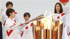 曾在2011年女子世界盃足球賽奪冠、被暱稱為「大和撫子」的日本國家女子足球隊16名成員擔任東奧聖火傳遞第一棒跑者，成員之一的岩清水梓（前）25日點起聖火火炬。（圖／共同社）
