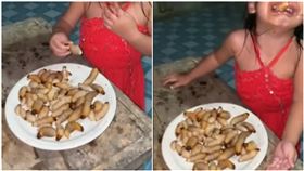 端「肥蟲」餵女兒！網氣炸狂轟　媽急澄清：補充蛋白質（圖／翻攝自Jenny Brital Riley臉書）