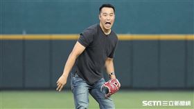 ▲影星張孝全受邀替樂天桃猿開球。（圖／記者劉彥池攝影）