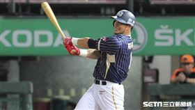 ▲樂天桃猿外野手陽耀勳安打送回林立。（圖／記者劉彥池攝影）