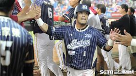 ▲樂天桃猿外野手陳晨威安打送回陽耀勳。（圖／記者劉彥池攝影）