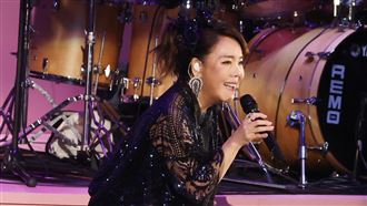 辛曉琪「藍亮片短裙」開唱　辣秀美腿