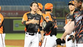 ▲統一獅總教練林岳平和球員握手致意。（圖／記者劉彥池攝影）