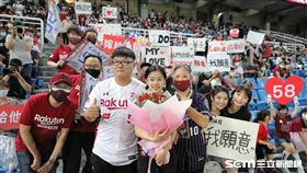 ▲樂天桃猿球迷Sam和女友Lily在球場求婚。（圖／記者劉彥池攝影）