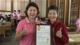 林惠就用冤獄補償金招待弱勢孩童台東縱谷5鄉鎮受家扶扶助的弱勢家庭孩童，8日開心享用5星飯店等級自助餐，為前台東縣副議長林惠就（右）以冤獄補償金熱情招待用餐，場面熱鬧溫馨，台東家扶也特別致贈感謝狀。（民眾提供）中央社記者盧太城台東傳真  110年5月8日